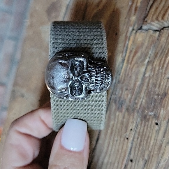 Military Style Skull Cuff Bracelet, unisex - Picture 4 of 6